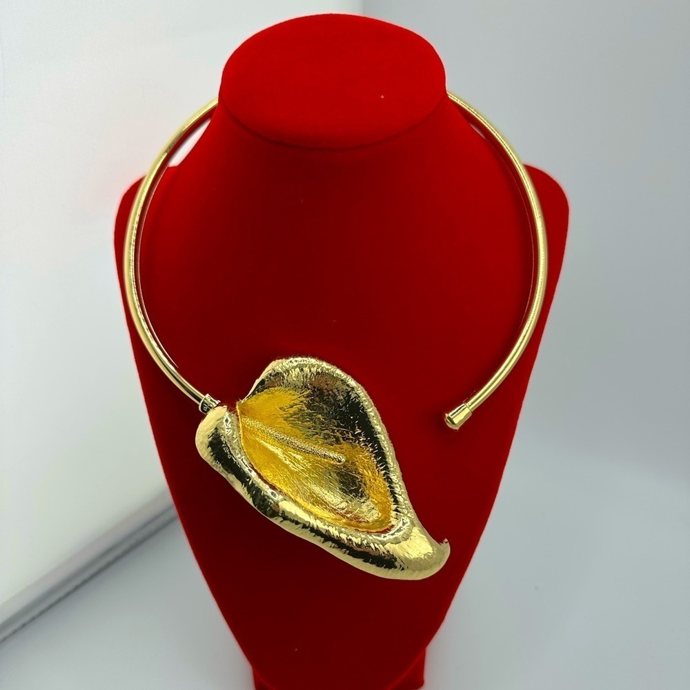 Floral Horseshoe Lotus Gold Bangle Necklace